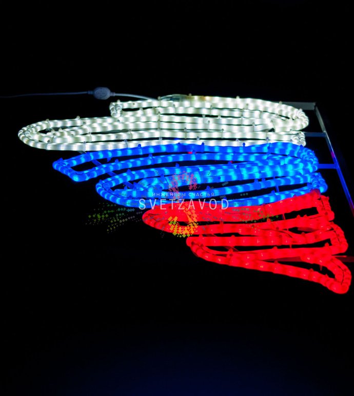 Детальное фото светодиодной консоли «Лента триколор» размером 180 на 65 см. Видны секции белого, синего и красного свечения, стальной профиль с полимерным покрытием и элементы крепления бандажной лентой.