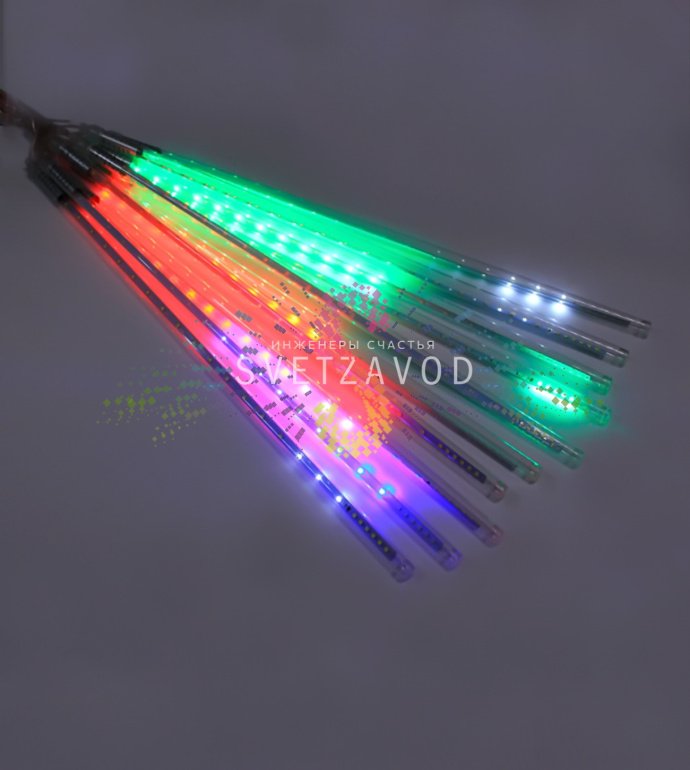 Детальное фото гирлянды Тающие сосульки: 10 пластиковых сосулек длиной 50 см на основном проводе 4.5 м, с герметичными соединениями и блоком питания.