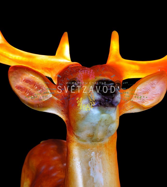 Детальное фото светодиодной фигуры оленя из стекловолокна. Видны конструкция, внутренняя LED-подсветка и влагозащищенный корпус IP65.