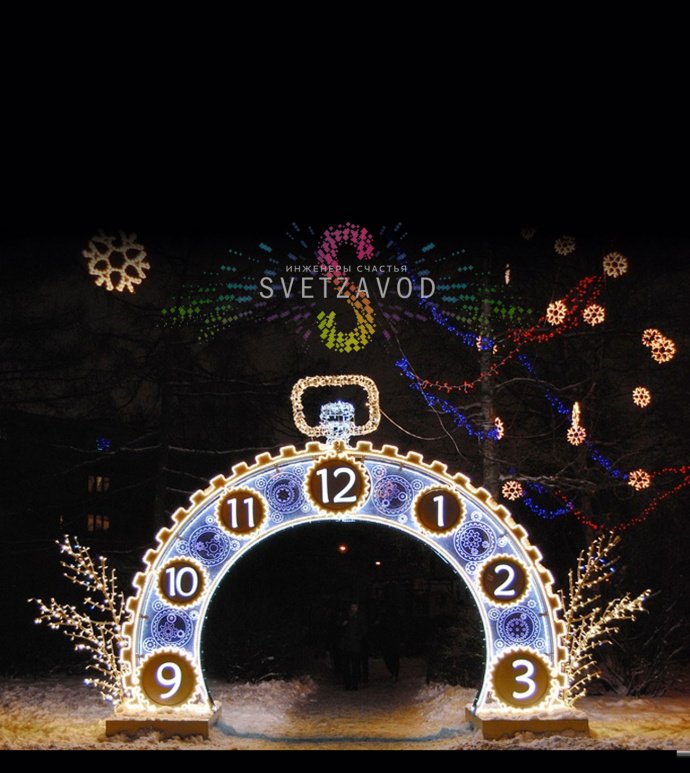 Крупный план светодиодной арки 'Часы' с деталями стального каркаса, светодиодным неоном и циферблатом, установленной на улице.