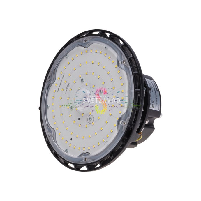 Крупный план черного алюминиевого светильника для высоких пролетов с прозрачным рассеивателем, степень защиты IP65