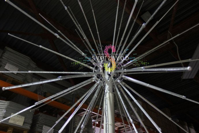 Крупный план светового фейерверка Шар: металлический каркас, 52 пластиковых луча со светодиодами, контроллер и блок питания в комплекте.