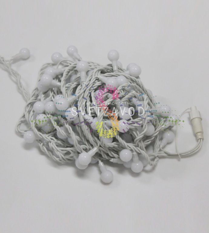 Детальное фото гирлянды Шарики: красные светодиодные шары на гибком белом каучуковом шнуре, защищенные от влаги по стандарту IP65, с коннектором для соединения.