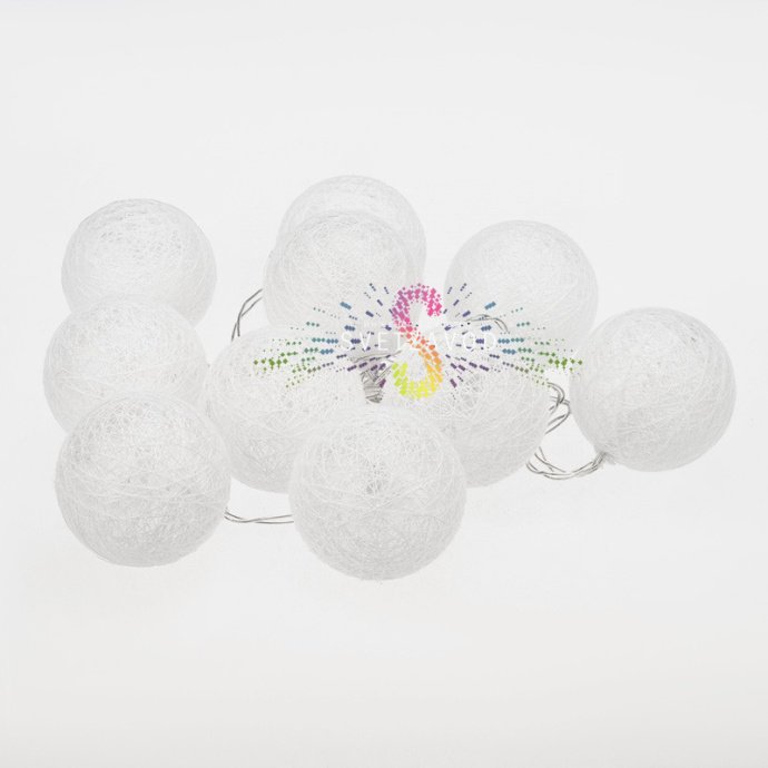 Детальное фото светодиодной гирлянды Тайские фонарики Пломбир от Neon-Night. Видны 10 фонариков из хлопковой нити, прозрачный ПВХ провод и батарейный блок.