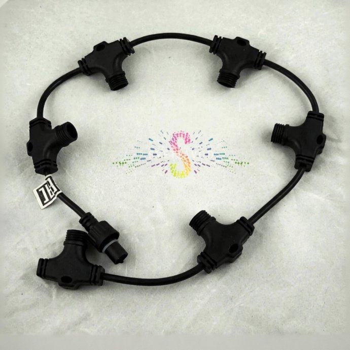 Детальное фото разветвителя для Клип Лайта с шестью коннекторами, прочным влагозащищенным корпусом IP67 и маркировкой напряжения 220/12В.