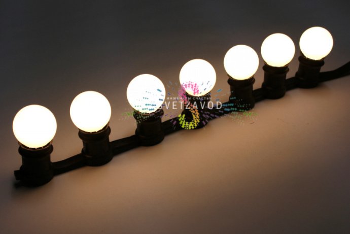 Крупный план декоративной светодиодной лампы Е27 с 4 диодами, матовой колбой диаметром 45 мм, теплым белым свечением, на белом фоне.