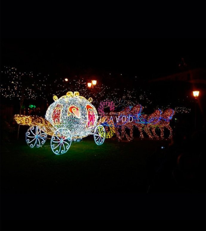 Детальное фото светодиодной конструкции "Карета золушки с тройкой лошадей". Видны прочный стальной каркас, яркая разноцветная LED-подсветка и реалистичные формы лошадей.