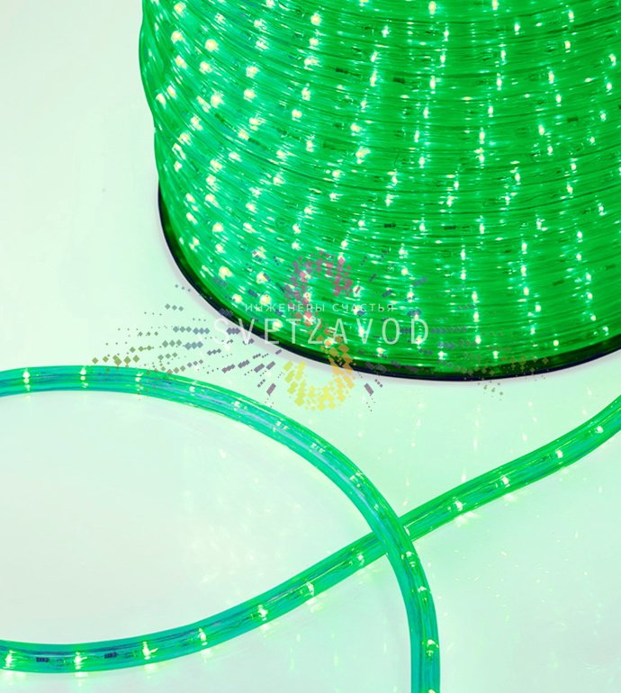 Крупный план светящегося зеленого светодиодного дюралайта диаметром 13 мм с эффектом мерцания (каждый 6-й диод), демонстрирующий яркое свечение и гибкую ПВХ-оболочку.