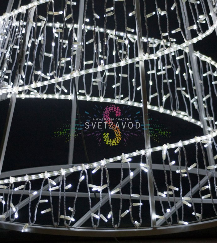 Крупный план светодиодной ёлки Конус 200х120 см белого цвета с металлическим каркасом и гирляндой дюралайт Крупный план светодиодной ёлки Конус 200х120 см белого цвета с металлическим каркасом и гирляндой дюралайт