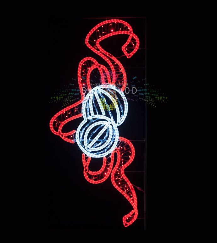 Детальное фото светодиодной консоли Шары на красной ленте: конструкция из двух шаров и длинной светящейся ленты на стальном каркасе для уличного монтажа.