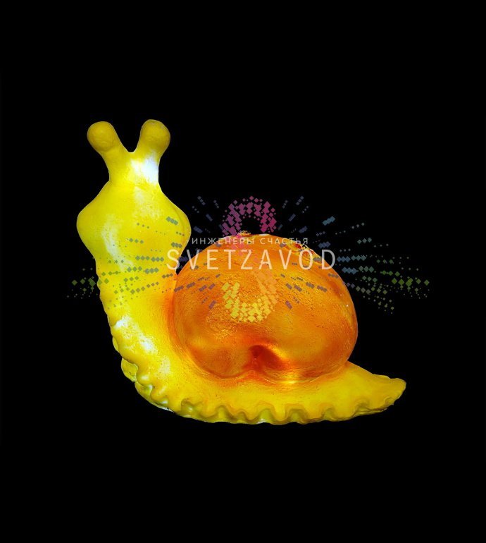 Детальное фото светодиодной фигуры Улитка с цветком из стекловолокна. Видны текстура материала и равномерная внутренняя подсветка 230 светодиодов.