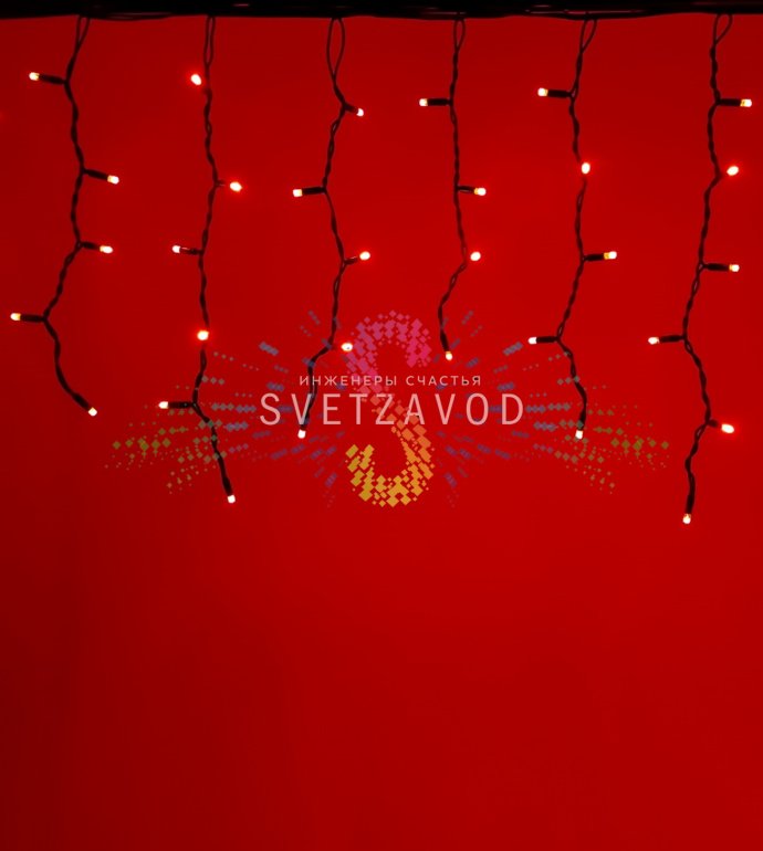 Детальное фото светодиодной бахромы Айсикл: горизонтальный кабель 4.8м с вертикальными нитями разной длины (50/60/50/40 см), красные светодиоды, черный каучуковый провод, блок питания и коннекторы.