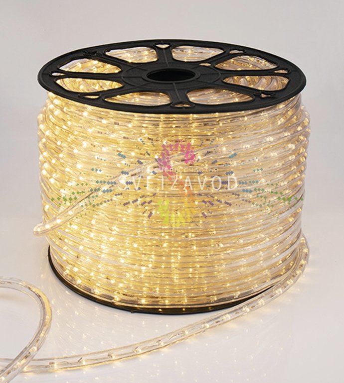 Крупный план светодиодного дюралайта диаметром 13 мм с теплыми белыми светодиодами внутри прозрачной трубки, демонстрирующий равномерное свечение. Крупный план светодиодного дюралайта диаметром 13 мм с теплыми белыми светодиодами внутри прозрачной трубки, демонстрирующий равномерное свечение.