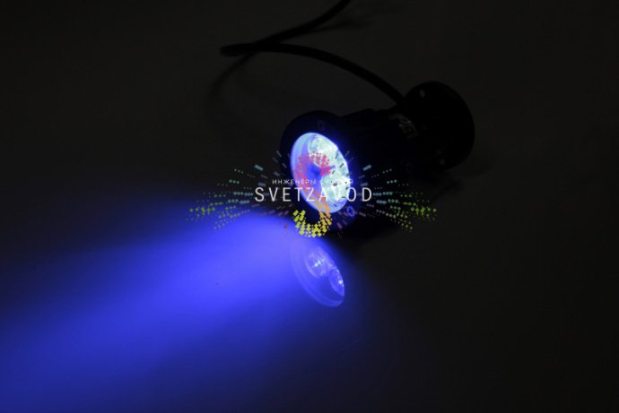 Детальное изображение точечного поворотного светодиодного прожектора SLP-213 синего цвета, 12В, 3Вт, в сером металлическом корпусе с накладным креплением.