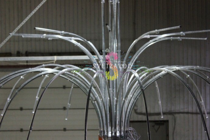 Крупный план светодиодного фейерверка Магнолия (арт. SFW-243) с металлическим каркасом, пластиковыми лучами и контроллером на белом основании