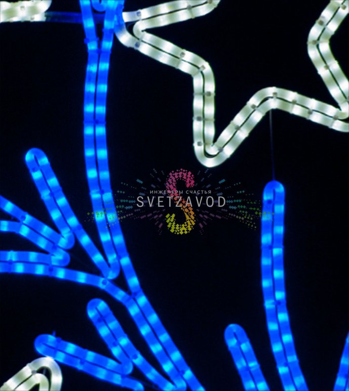 Детальное фото светодиодной консоли «Звезды на ветке» размером 150 на 80 см, установленной на уличную опору. Видны синие ветви с белыми звездами, стальной профиль и крепления.