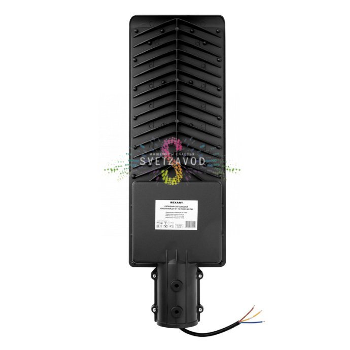 Детальное фото светодиодного консольного светильника ДКУ-01 REXANT: черный алюминиевый корпус, прозрачный рассеиватель, консольное крепление для монтажа на опору.