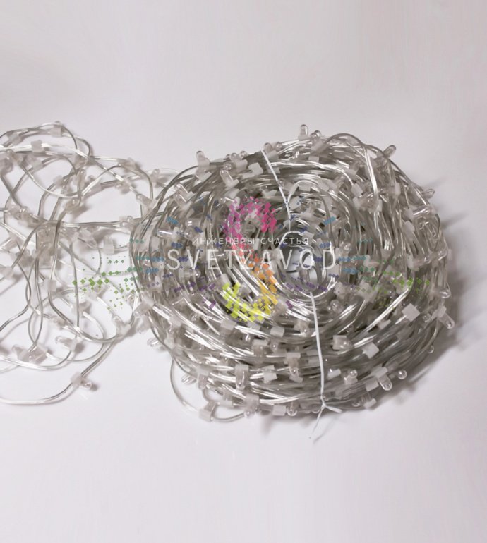 Детальное фото светодиодной гирлянды Клип Лайт 12В: прозрачный провод, диоды с защитными колпачками, расстояние 15 см.