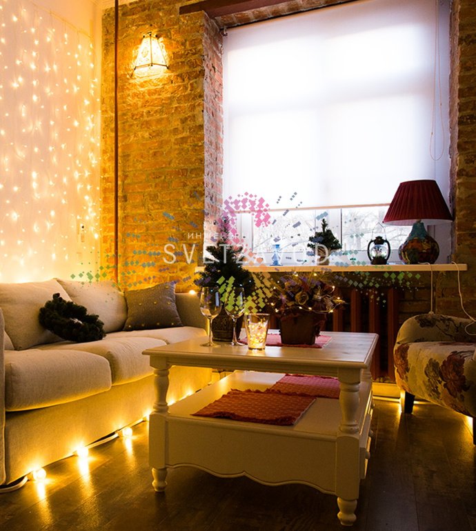 Детальное фото искусственной ели Neon-Night: литые ветки с тщательно проработанной хвоей, пластиковый бронзовый горшок, общий размер 45 см.