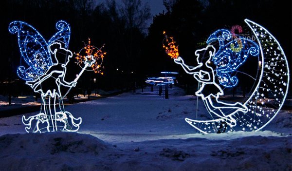 Детальное фото светодиодной композиции "Сказочные феи": две 2D фигуры высотой 200 см с металлическим каркасом, дюралайтом и гирляндами, установленные на улице.