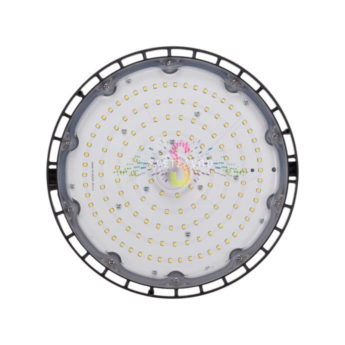 Крупный план светодиодного светильника для высоких пролетов 150Вт с черным алюминиевым корпусом, степенью защиты IP65 и креплением для подвеса