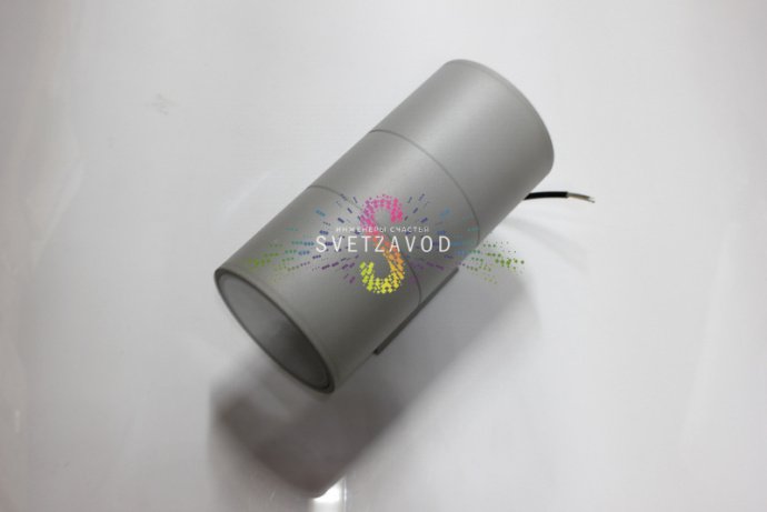 Детальное фото двухстороннего светодиодного прожектора мощностью 24Вт в сером алюминиевом корпусе со степенью защиты IP65.