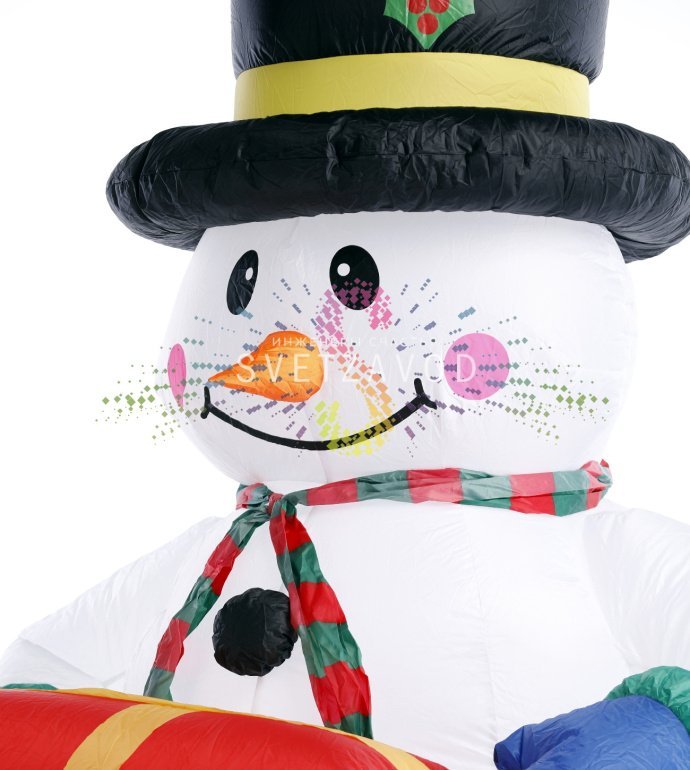 Крупный план надувной фигуры 3D Снеговика с подарком, светодиодной подсветкой и элементами крепления