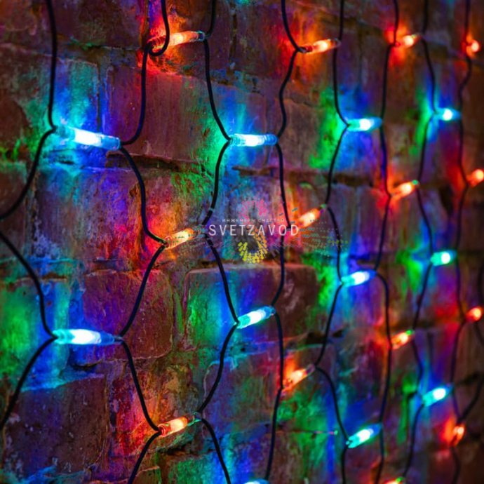 Детальное фото гирлянды сети Neon-Night: прямоугольная сетка из ромбов с красными, желтыми, зелеными и синими светодиодами на черном влагозащищенном каучуковом проводе.