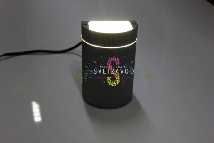 Крупный план светодиодного прожектора SLP-229 серого цвета с металлическим корпусом, стеклянным рассеивателем и накладным креплением.