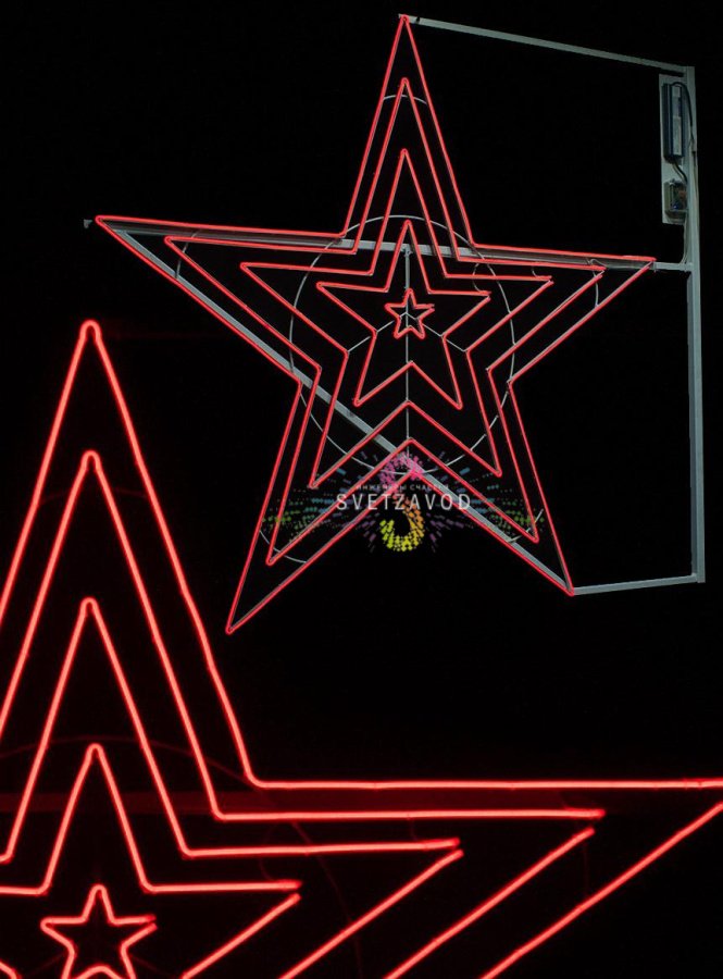 Детальное фото двухсторонней светодиодной консоли 'Звезда' красного цвета на металлическом каркасе, с элементами крепления для уличного столба.