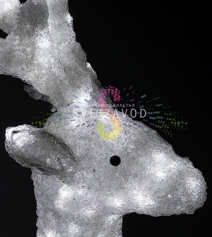 Детальное фото акриловой фигуры 3D Оленя белого цвета, высотой 144 см, с 712 светодиодами, демонстрирующее качество сборки, каркас и подключение к блоку питания 24В.