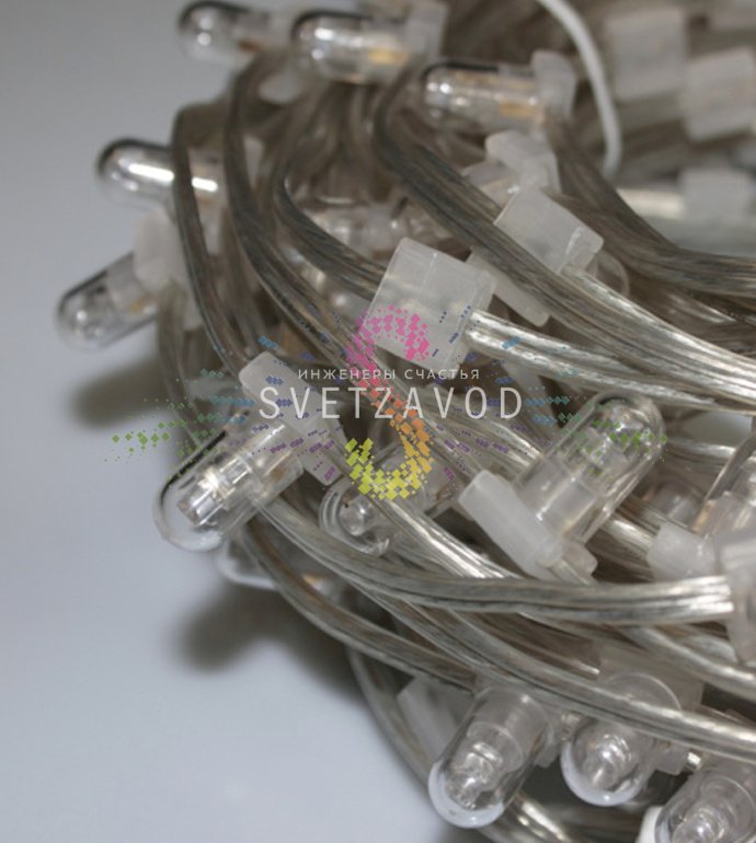 Детальное фото гирлянды Клип Лайт 12В: синие мерцающие светодиоды DIP с защитными колпачками на прозрачном ПВХ-кабеле, демонстрация подключения.