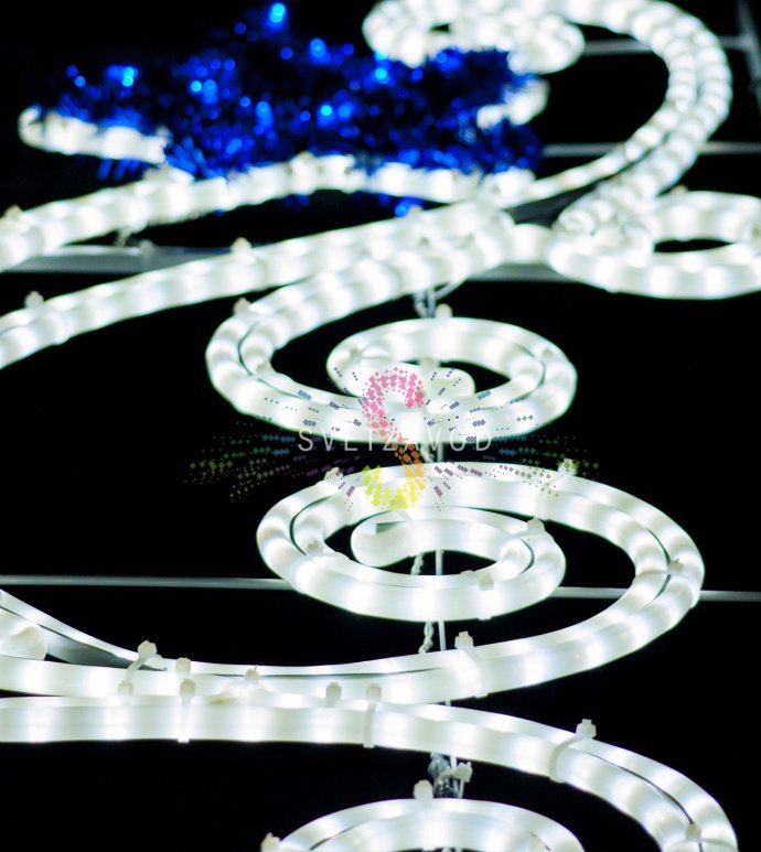 Детальное фото светодиодной консоли Звездный виток 200х93 см с белыми витками и разноцветными звездами, установленной на уличной опоре