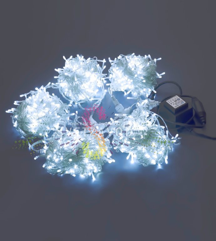 Детальное фото комплекта Клип Лайт Спайдер: 5 нитей по 20 метров на прозрачном проводе, блок питания, разветвитель. Видны светодиоды.