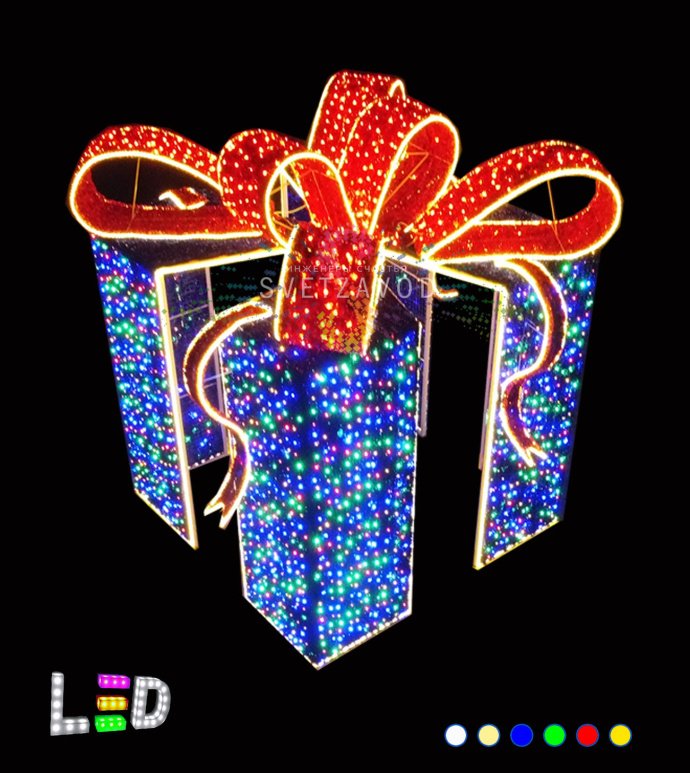 Детальное фото световой конструкции Подарок 300х300х400 см. Виден прочный стальной каркас, светодиодные гирлянды, мишура и бант. Конструкция предназначена для уличного использования.