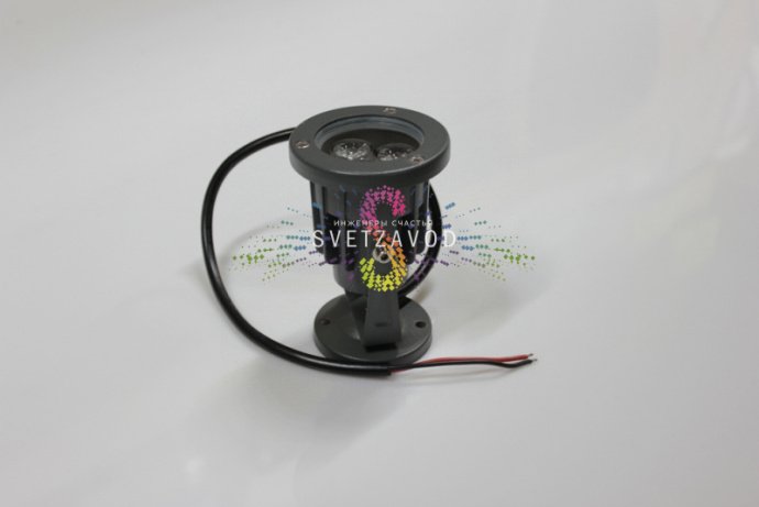 Детальное изображение поворотного светодиодного прожектора зеленого свечения 12В 3Вт с серым металлическим корпусом и креплением.