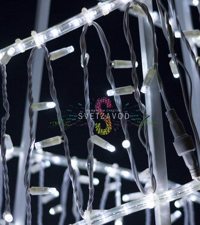 Крупный план светодиодной ёлки Конус 200х120 см белого цвета с металлическим каркасом и гирляндой дюралайт Крупный план светодиодной ёлки Конус 200х120 см белого цвета с металлическим каркасом и гирляндой дюралайт