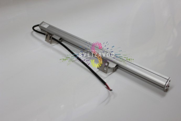 Детальное фото линейного светодиодного прожектора: красное свечение, серый алюминиевый корпус длиной 50 см, степень защиты IP65.