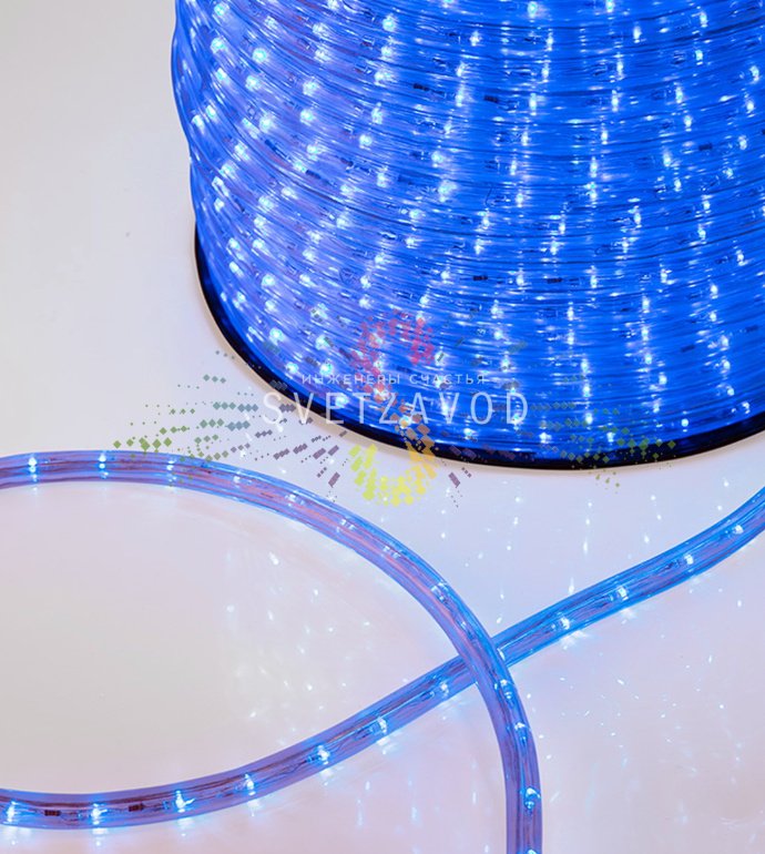 Крупный план светодиодного дюралайта диаметром 13 мм. Видны светодиоды внутри прозрачной трубки, подключенный комплект и мерцающий синий свет.