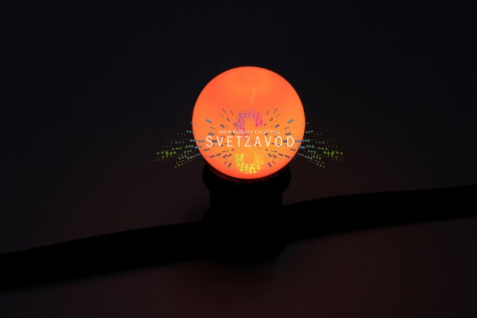 Детальное фото оранжевой пластиковой декоративной лампы Е27 диаметром 45 мм с матовой колбой и 4 светодиодами SMD2835.