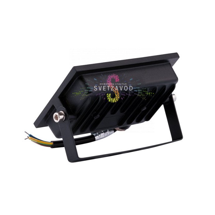 Крупный план черного алюминиевого светодиодного прожектора REXANT 30Вт с защитой IP65, стеклянным рассеивателем и монтажным кронштейном для установки на улице.