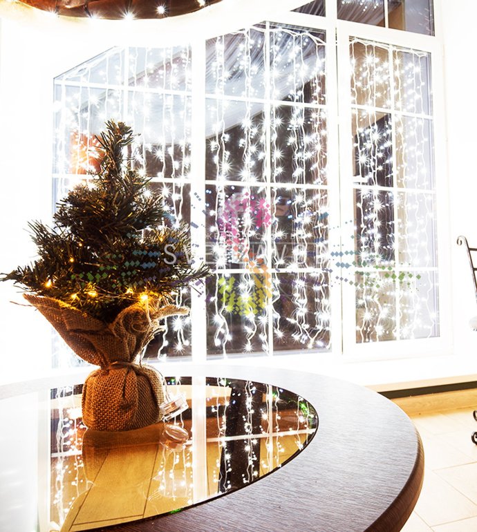 Детальное фото елочки Neon-Night: зеленая хвоя из ПВХ, плетеный текстильный мешочек, устойчивая подставка, компактный размер 60 см.