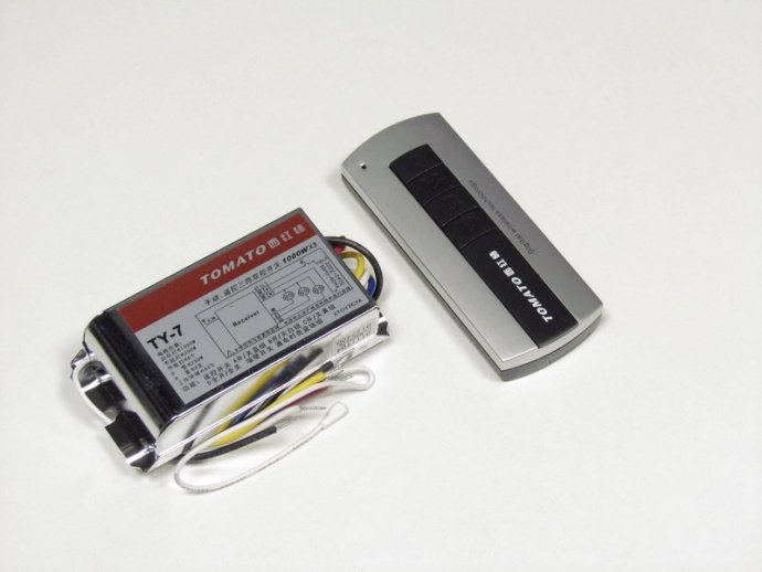 Детальное фото радиоуправляемой системы: пульт ДУ с тремя кнопками, три приемных блока с клеммами для подключения, коробка. Видны элементы управления и подключения. Детальное фото радиоуправляемой системы: пульт ДУ с тремя кнопками, три приемных блока с клеммами для подключения, коробка. Видны элементы управления и подключения.