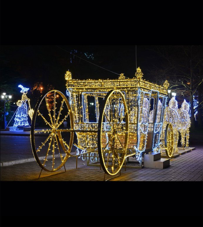 Детальное фото светодиодной конструкции 'Королевская карета с лошадьми'. Видны стальной каркас, светодиодные гирлянды и масштаб композиции 210x900x200 см.