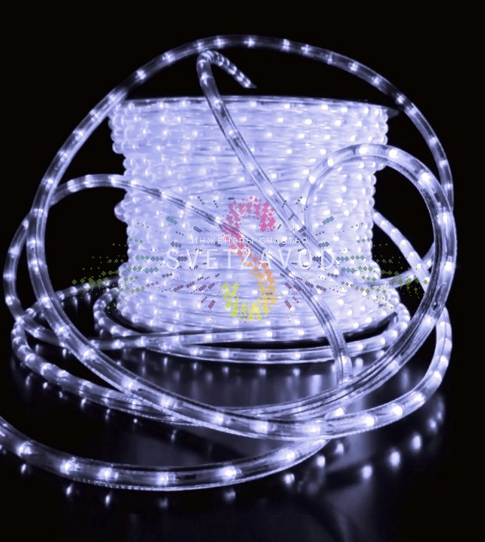 Крупный план светодиодного дюралайта круглого сечения 13мм с белым холодным свечением, прозрачной оболочкой и двумя жилами провода