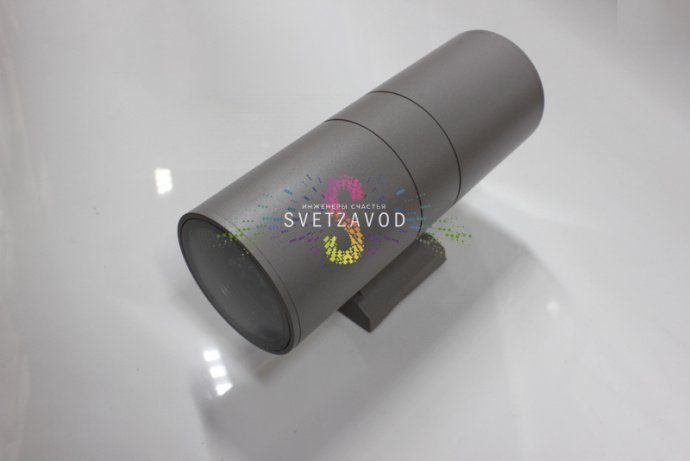 Детальное фото двухстороннего светодиодного прожектора мощностью 18Вт. Виден серый алюминиевый корпус, два световых модуля, крепежные элементы и прозрачные стеклянные рассеиватели.