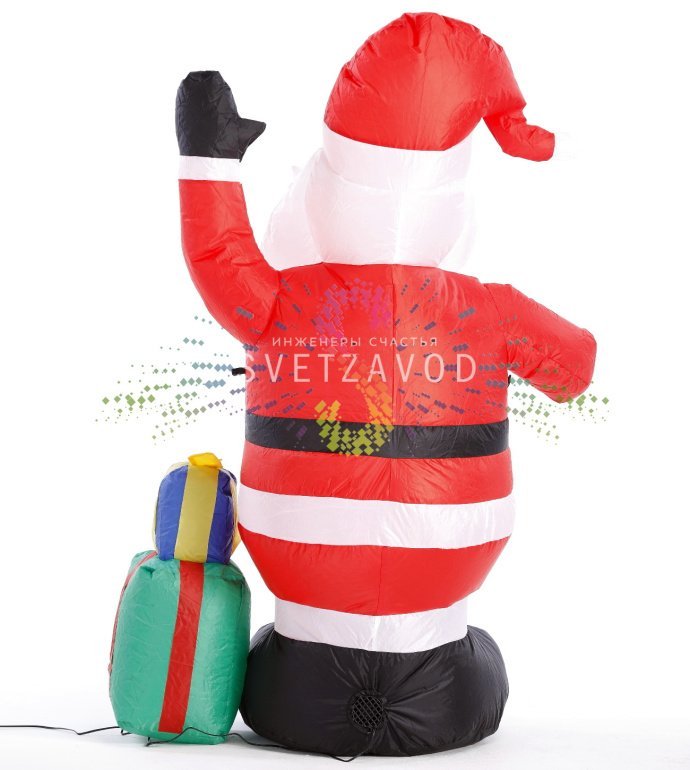 Детальное фото надувной фигуры Деда Мороза 120 см. Видны прочный ПВХ, светодиодная подсветка, компрессор и крепления в комплекте. Фигура установлена на улице.