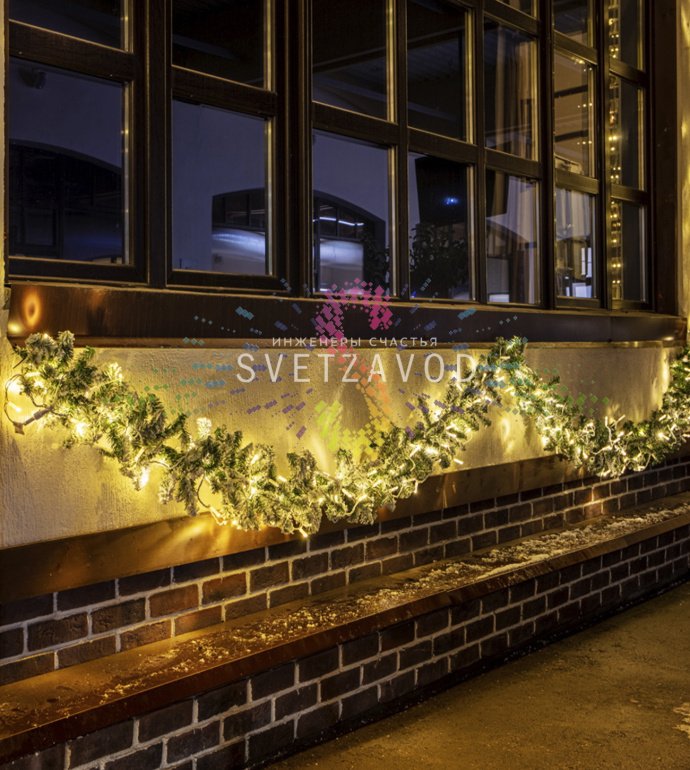 Детальное фото елового шлейфа искусственного заснеженного Neon-Night длиной 270 см, диаметром 26 см, с темно-зелеными ветками ПВХ и белым снежным напылением.