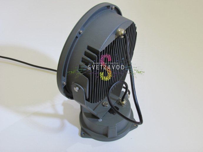 Крупный план точечного поворотного светодиодного прожектора мощностью 30Вт в сером металлическом корпусе с защитой IP65.