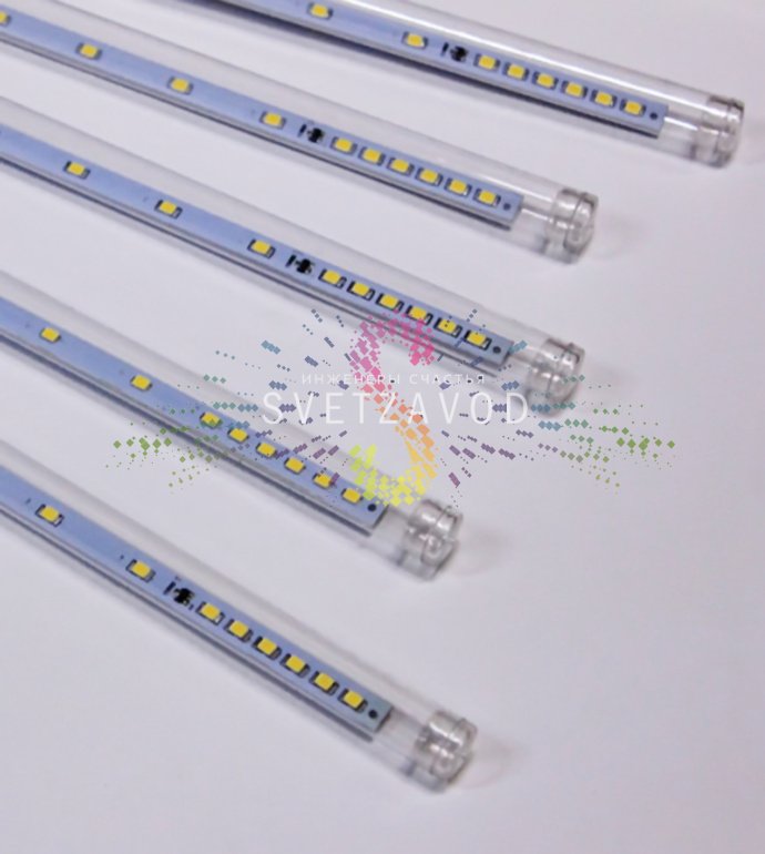 Детальное фото гирлянды Тающие сосульки строб, демонстрирующее конструкцию из 10 светящихся трубок по 50 см на прозрачном проводе длиной 4.5 метра с блоком питания.